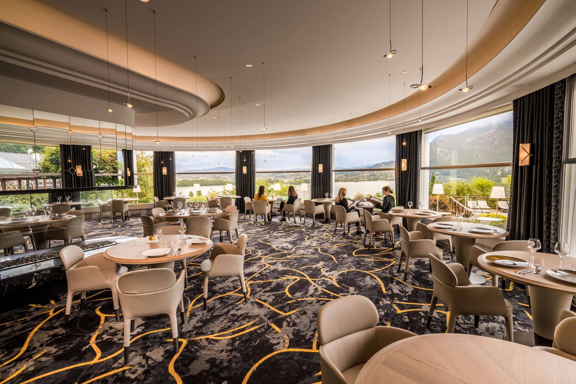 Découvrez le cadre splendide du restaurant La Rotonde, à l'hôtel des Trésoms à Annecy.